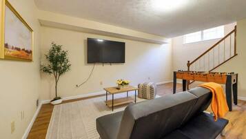 Televisor, llar de foc i oficines