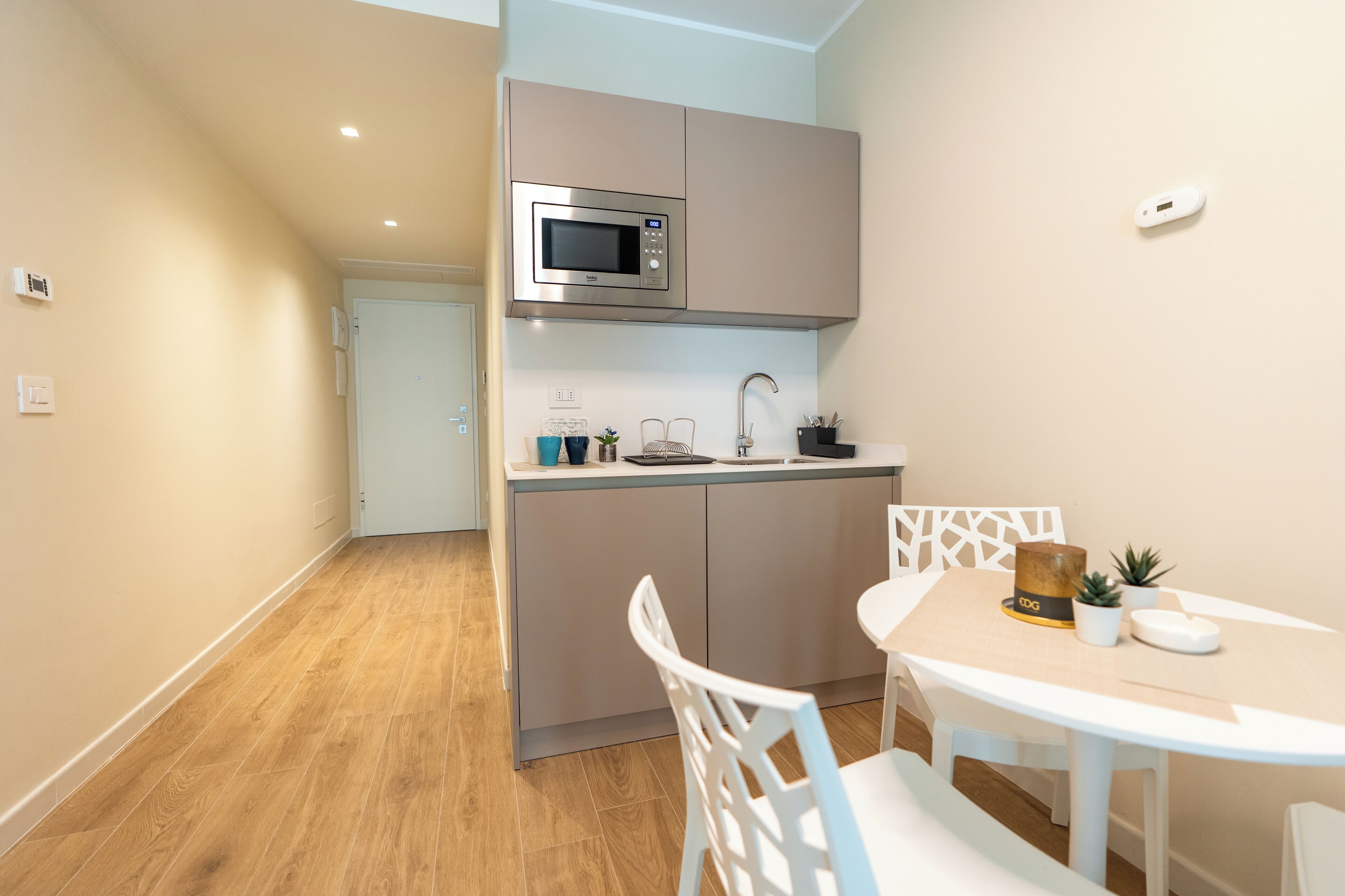 Deluxe-Studio, Blick auf den Innenhof | Eigene Küche | Mini-Kühlschrank, Mikrowelle, Kochgeschirr/Geschirr/Besteck