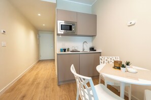 Estúdio luxo, vista para o pátio | Cozinha privada | Frigobar, micro-ondas, talheres/pratos/utensílios de cozinha