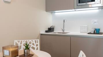 Monolocale Deluxe, vista cortile | Cucina privata | Mini-frigorifero, microonde, bollitore elettrico