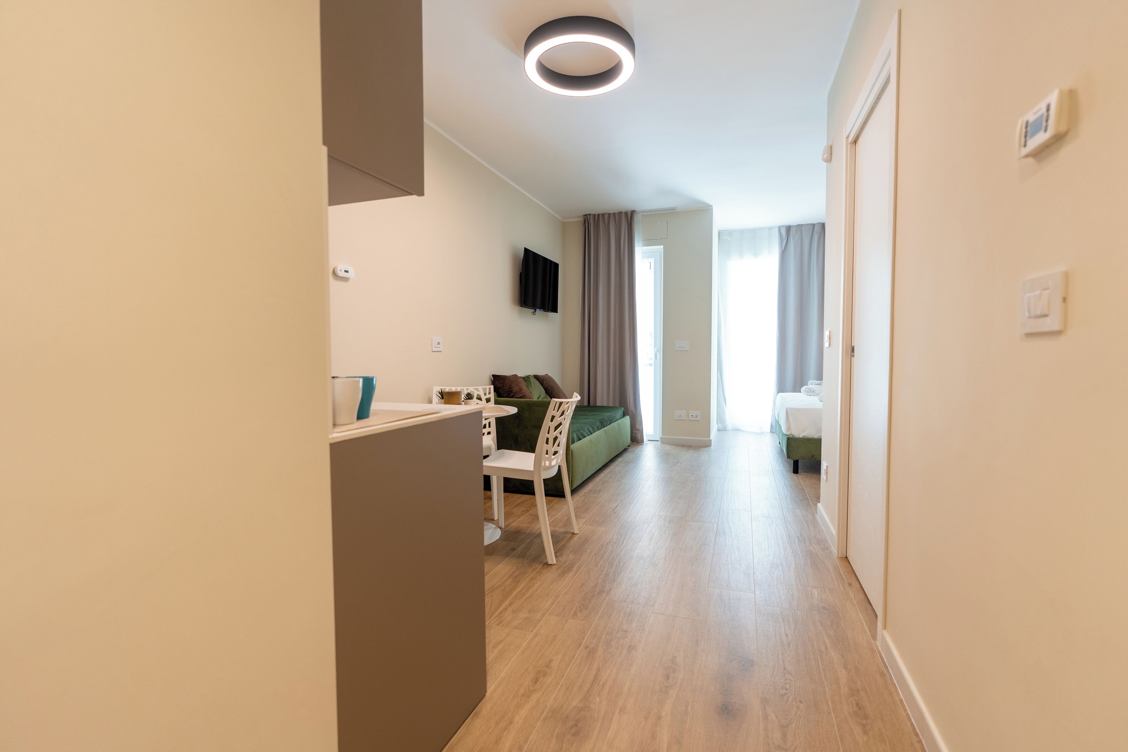 Estudi Deluxe, vistes al pati | Espai de treball apte per a portàtils i cortines opaques 