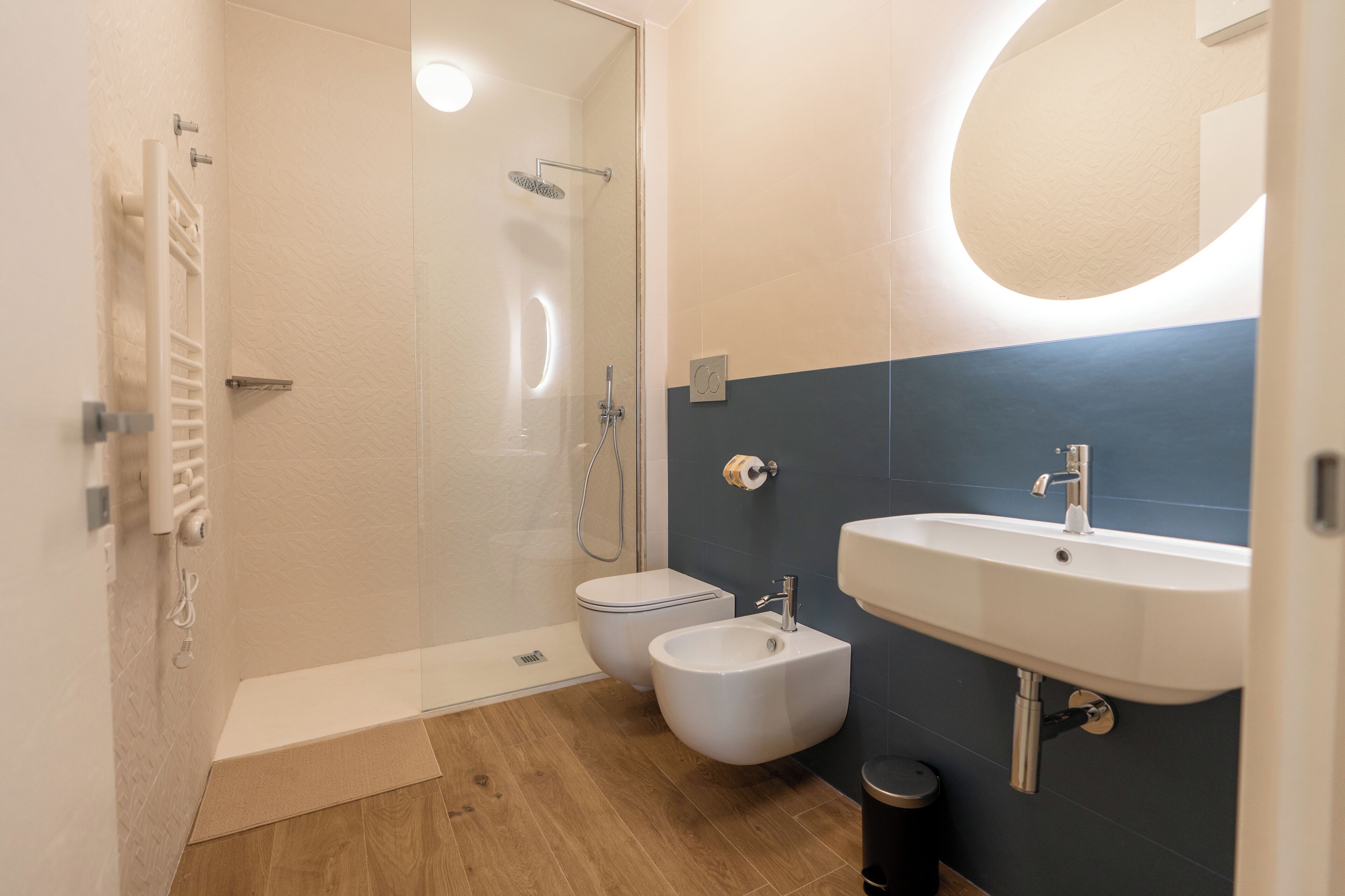 Estudio Deluxe, vistas a la ciudad | Baño | Ducha, secador de pelo, toallas y jabón