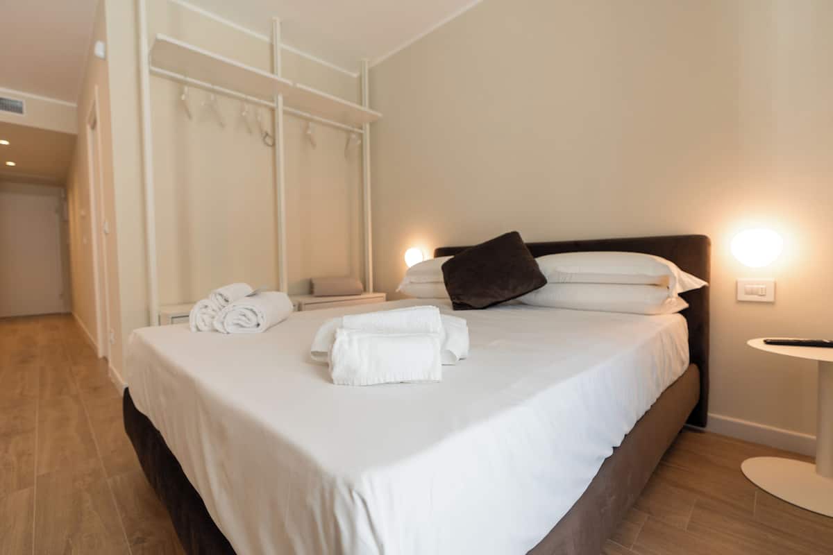 Estúdio luxo, vista para o pátio | Espaço de trabalho para notebook, cortinas blackout