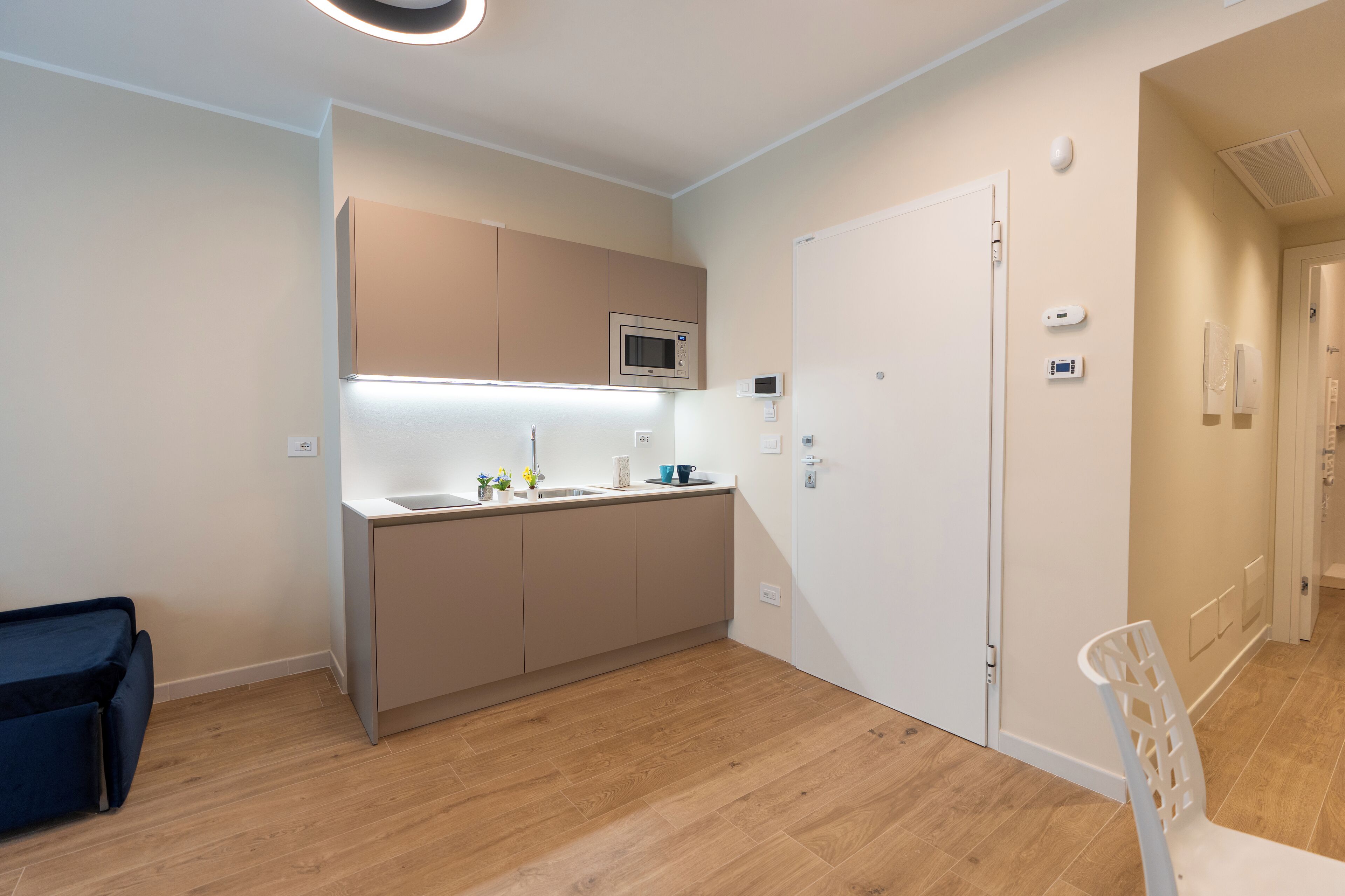 Estudi Deluxe, vistes a la ciutat | Cuina privada | Frigorífic petit, microones i utensilis de cuina, vaixella i coberteria 