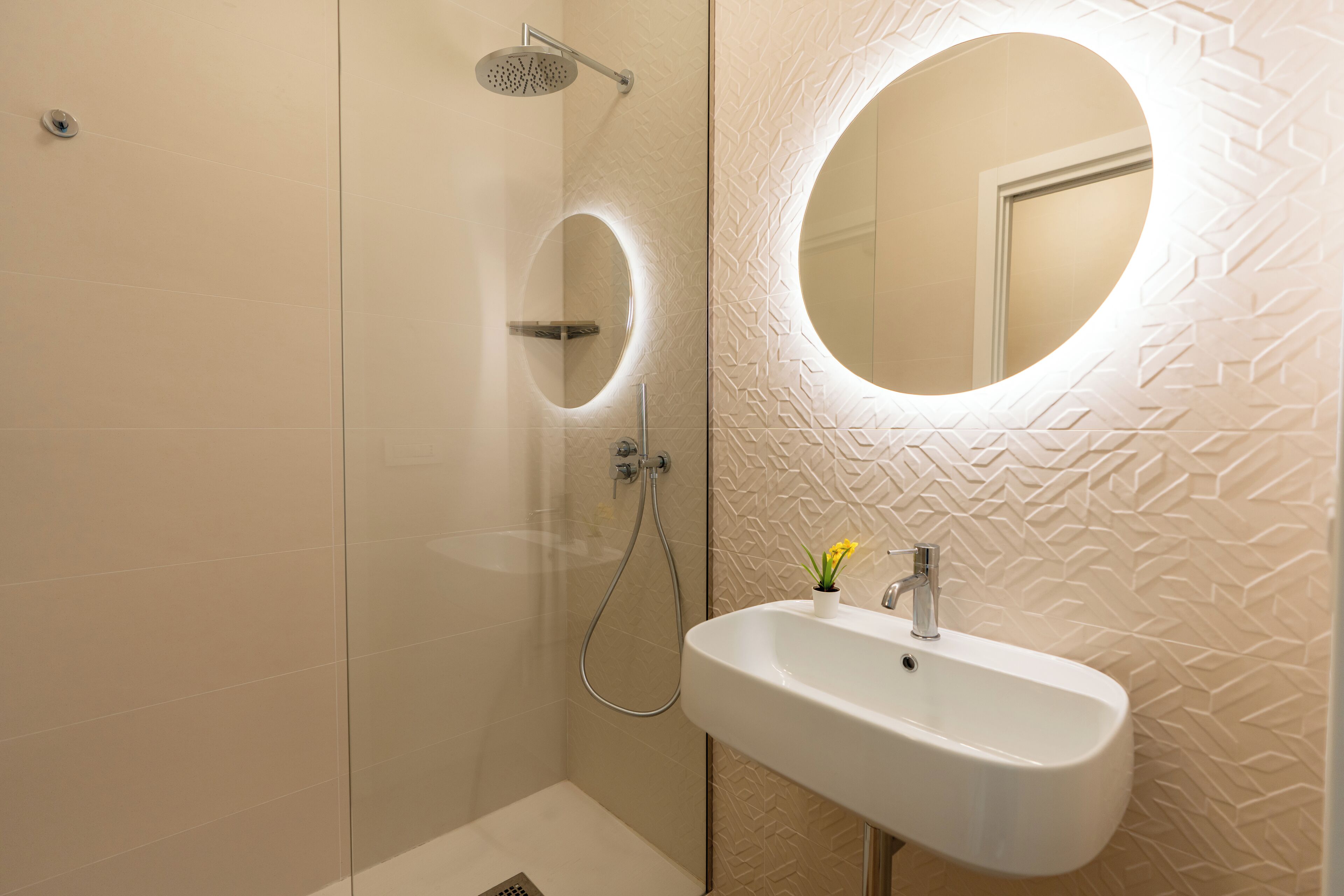 Estudio Deluxe, vista al patio | Baño | Regadera, secadora de cabello, toallas, jabón 