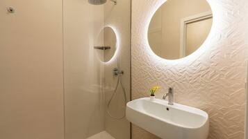 Estudio Deluxe, vista al patio | Baño | Regadera, secadora de cabello, toallas, jabón