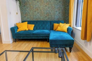 TV, offices - Cosy Derby City Retreat | Free Parking & WiFi (Derby)