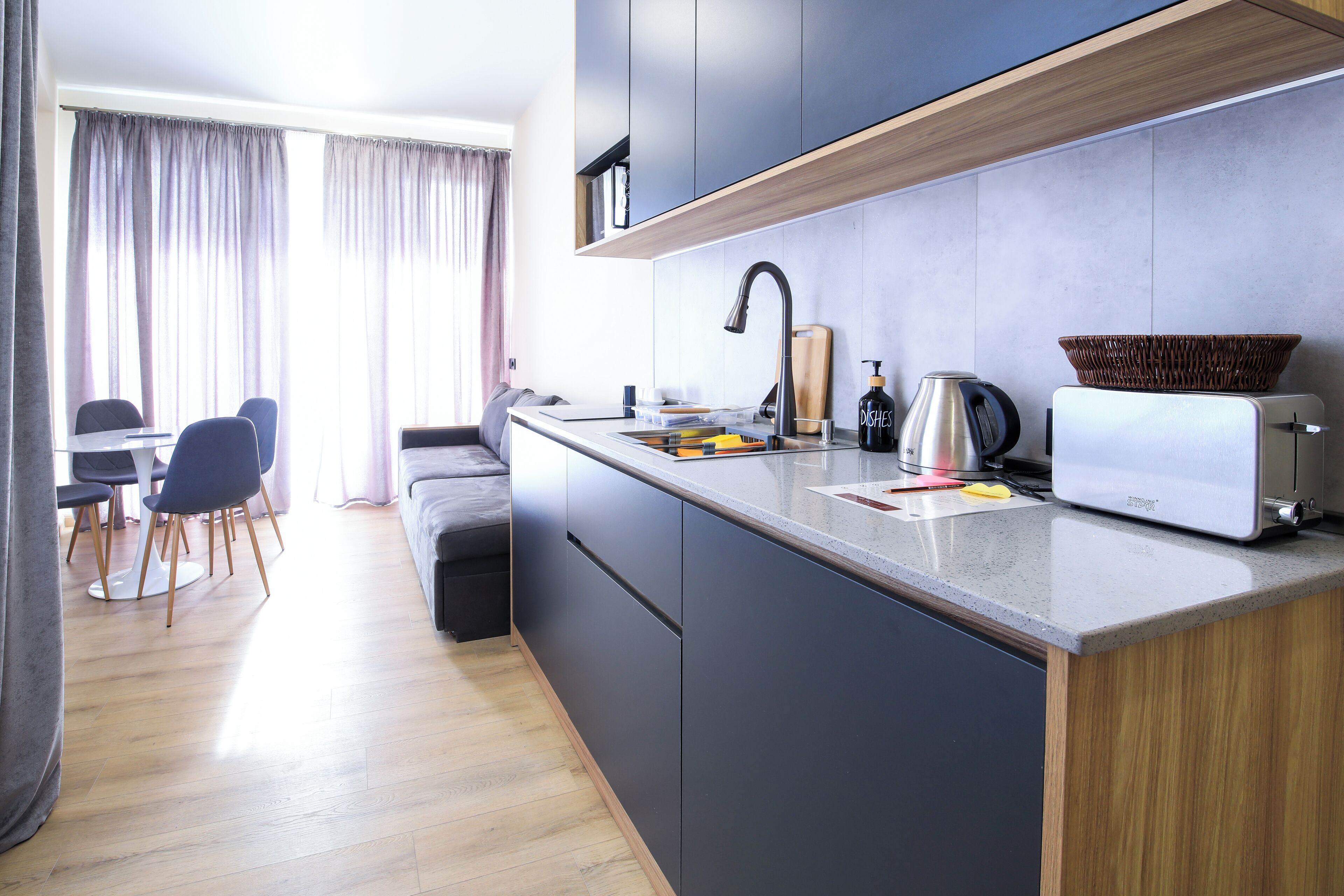 Apartemen Comfort, balkon, pemandangan gunung | Dapur pribadi | Lemari es kecil, microwave, dan kursi makan untuk bayi