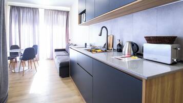 Comfort appartement, balkon, uitzicht op bergen | Privékeuken | Een minikoelkast, een microgolfoven, een kinderstoel