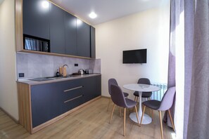 Comfort Apartment, Balcony, Mountain View | Private kitchen