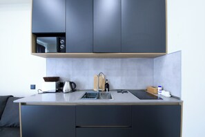 Departamento Confort, balcón, vista a la montaña | Cocina privada | Frigobar, microondas, periquera y utensilios de cocina 