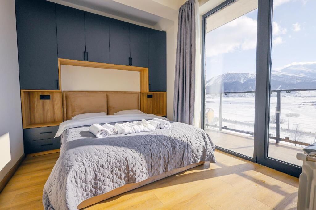 Laptop workspace, soundproofing, free WiFi