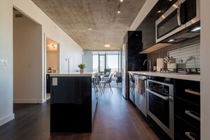 Private kitchen - Bright & Stylish Beltline Condo – Walk Everywhere! Bright, comfortable 2-bedroom (Calgary)