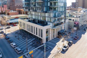 Exterior - Bright & Stylish Beltline Condo – Walk Everywhere! Bright, comfortable 2-bedroom (Calgary)