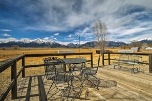 Outdoor dining - Buena Vista Escape: Mountain Views + Hot Tub (Buena Vista)