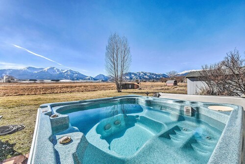Buena Vista Escape: Mountain Views + Hot Tub