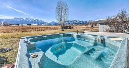 Buena Vista Escape: Mountain Views + Hot Tub