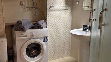 Dusche, Haartrockner, Handtücher, Seife