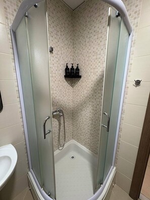 Shower, hair dryer, towels, soap - Aetheria apartment (Shkupi)