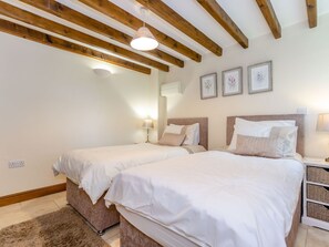 2 quartos, individualmente decorados, individualmente mobiliados