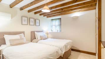 2 Schlafzimmer, individuell dekoriert, individuell eingerichtet