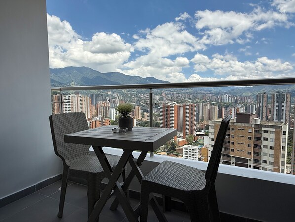 Outdoor dining - 27.1 Cool Apartment With pool & parking. (Sabaneta)