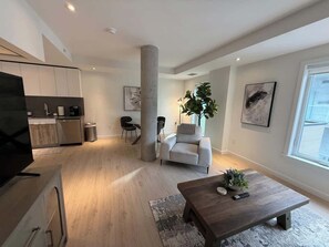 TV - Bright, warm & spacious 1 BR in North End Halifax (Halifax)