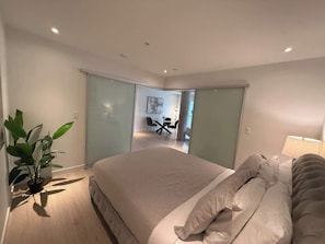 1 bedroom, iron/ironing board, WiFi, bed sheets - Bright, warm & spacious 1 BR in North End Halifax (Halifax)