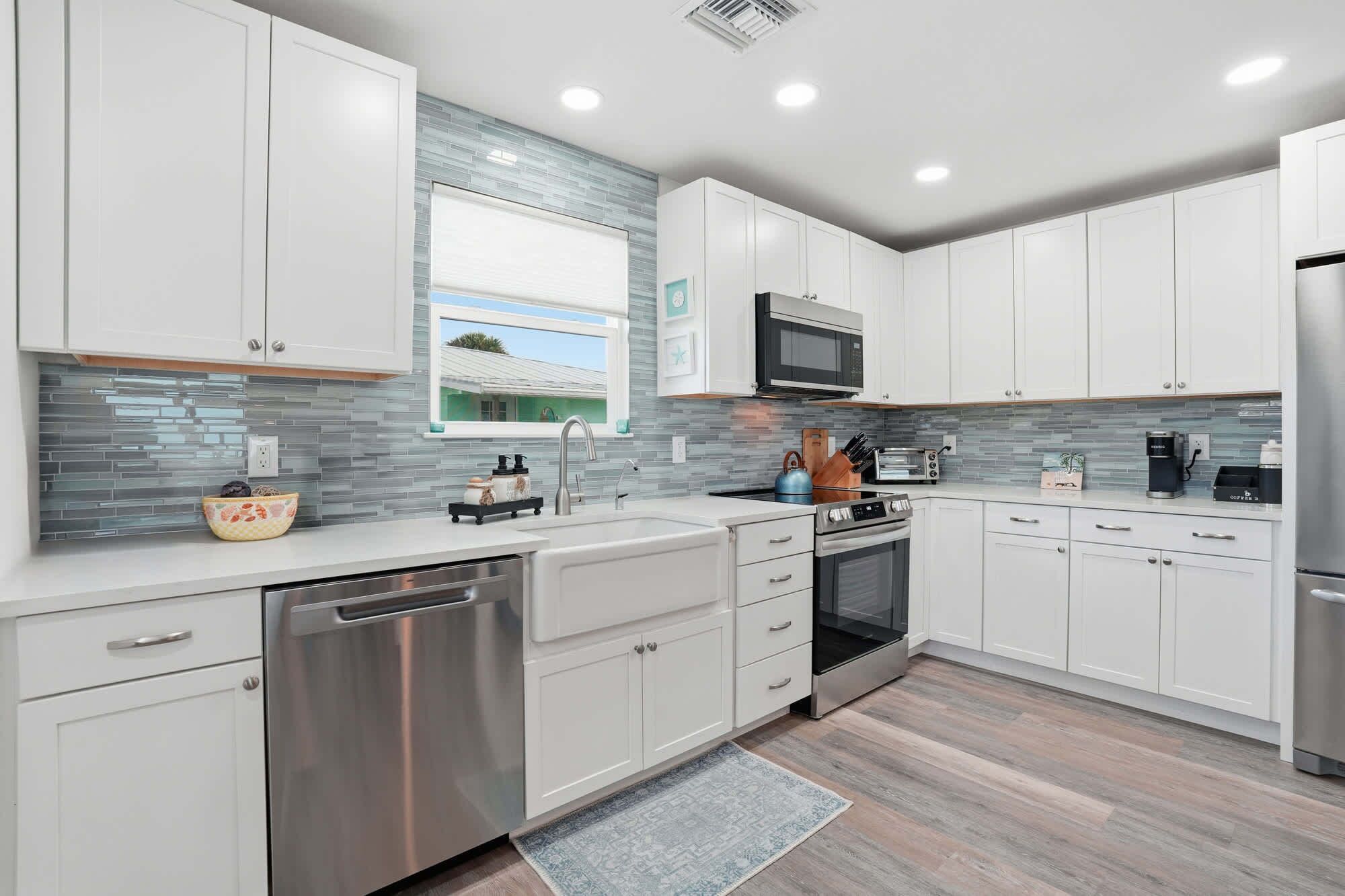 Een koelkast, een magnetron, een oven, een kookplaat