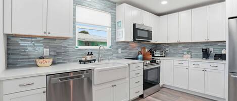 Refrigerador, microondas, horno, placa de cocina