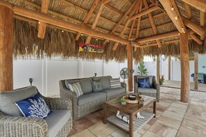 Terrace/patio - Coastal Paradise l Pool, Tiki Hut l Close to Beach (Fort Myers Beach)