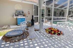 Outdoor dining - Luxury Coastal Home, Walk to Beach, Heated Pool (Marco Island)