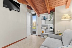 Quarto básico, para não fumantes, cozinha americana | Área de estar