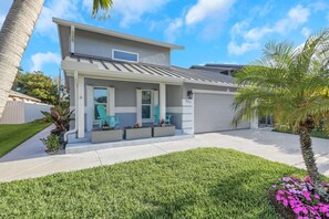Terrace/patio - Stunning 4BR Home w/ Heated Pool & Spa- Near Beach (Naples)