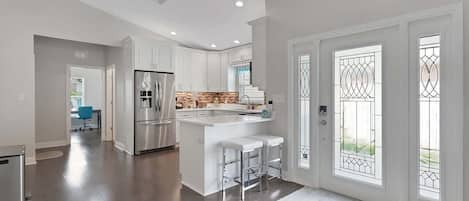 Refrigerador, microondas, horno y parrilla de estufa