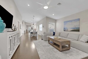 TV - Stunning 4BR Home w/ Heated Pool & Spa- Near Beach (Naples)