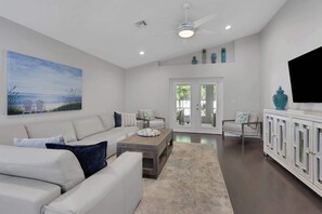 TV - Stunning 4BR Home w/ Heated Pool & Spa- Near Beach (Naples)