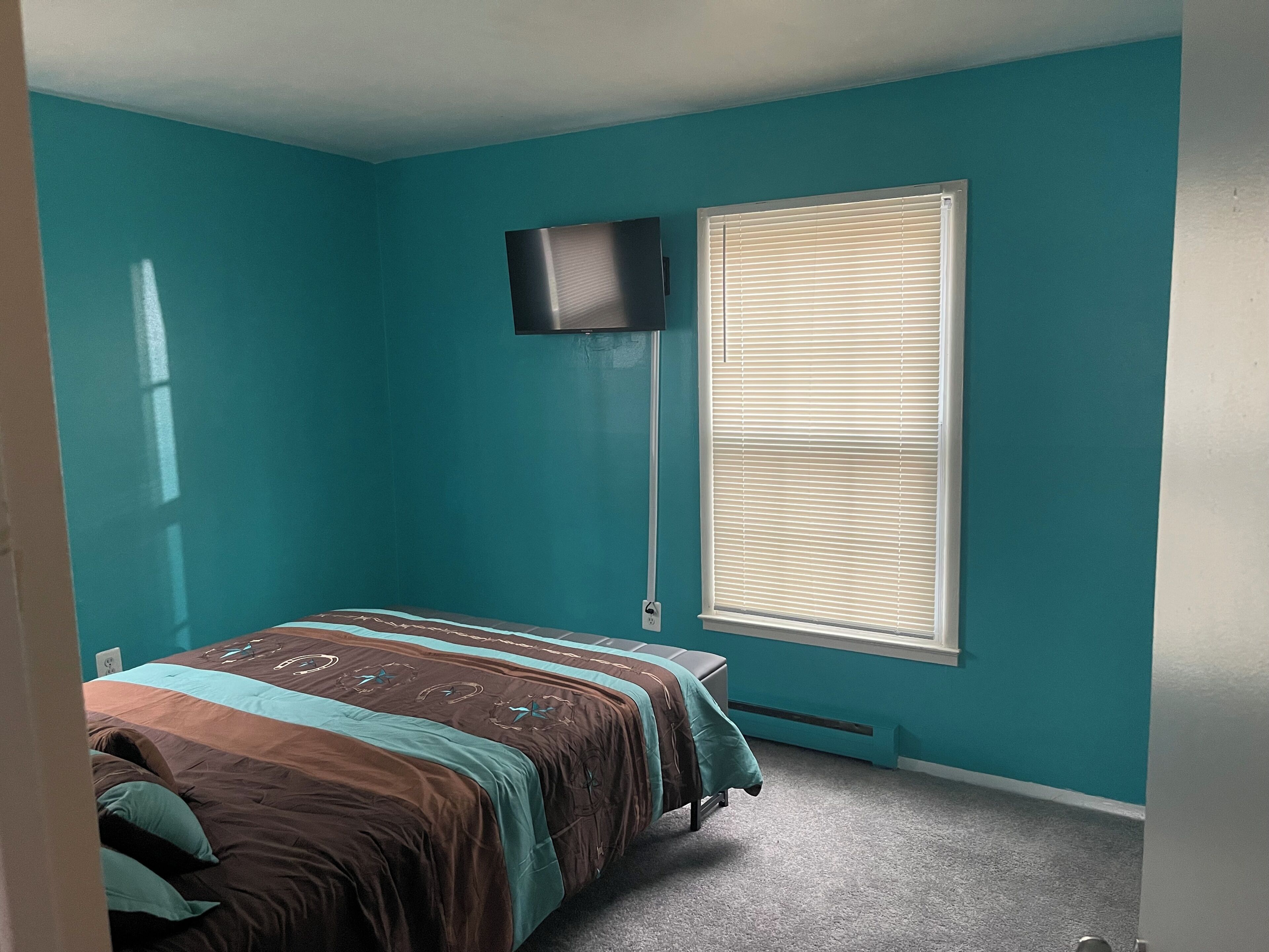 4 bedrooms, iron/ironing board, WiFi