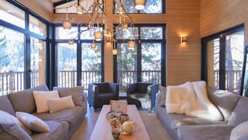 TV, caminetto, lettore DVD