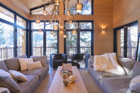 TV, fireplace, DVD player. Luxury Chalet with Pool, Mountain View, Wi-Fi & Air Conditioning in La Plagne