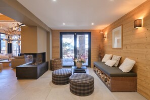 Televisión, chimenea y reproductor de DVD 