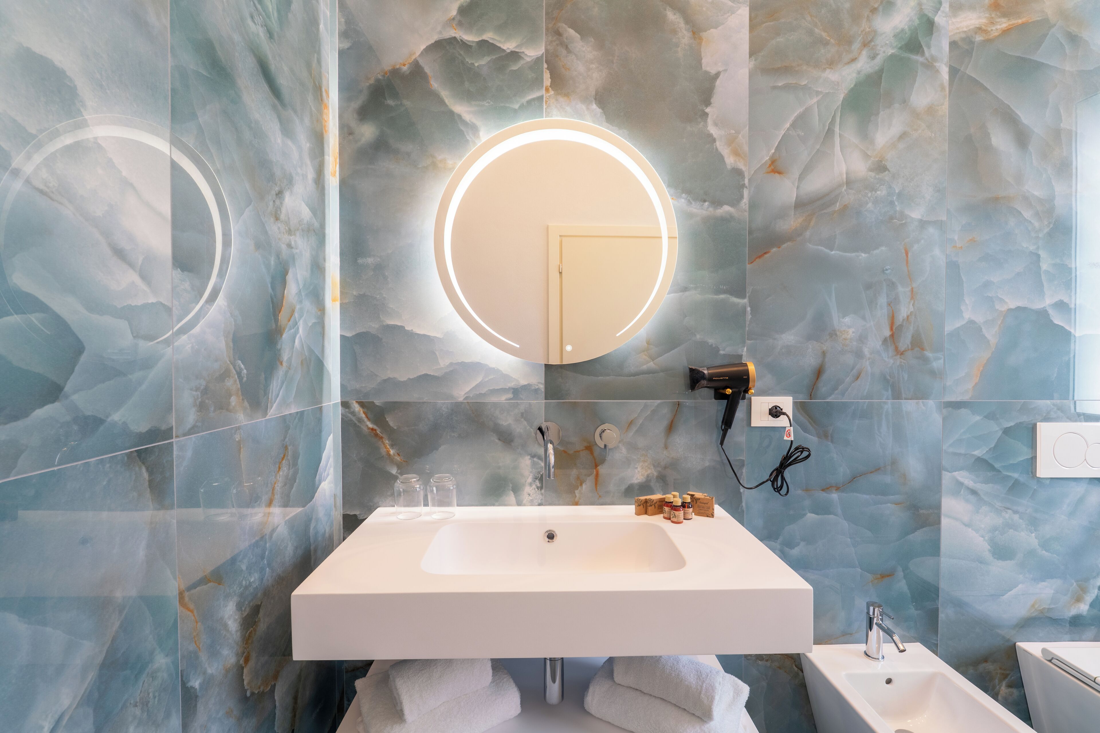 Sèche-cheveux, chaussons, serviettes fournies, savon