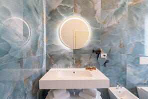 Hair dryer, slippers, towels, soap - Incanto Relais & Charme (Florence)