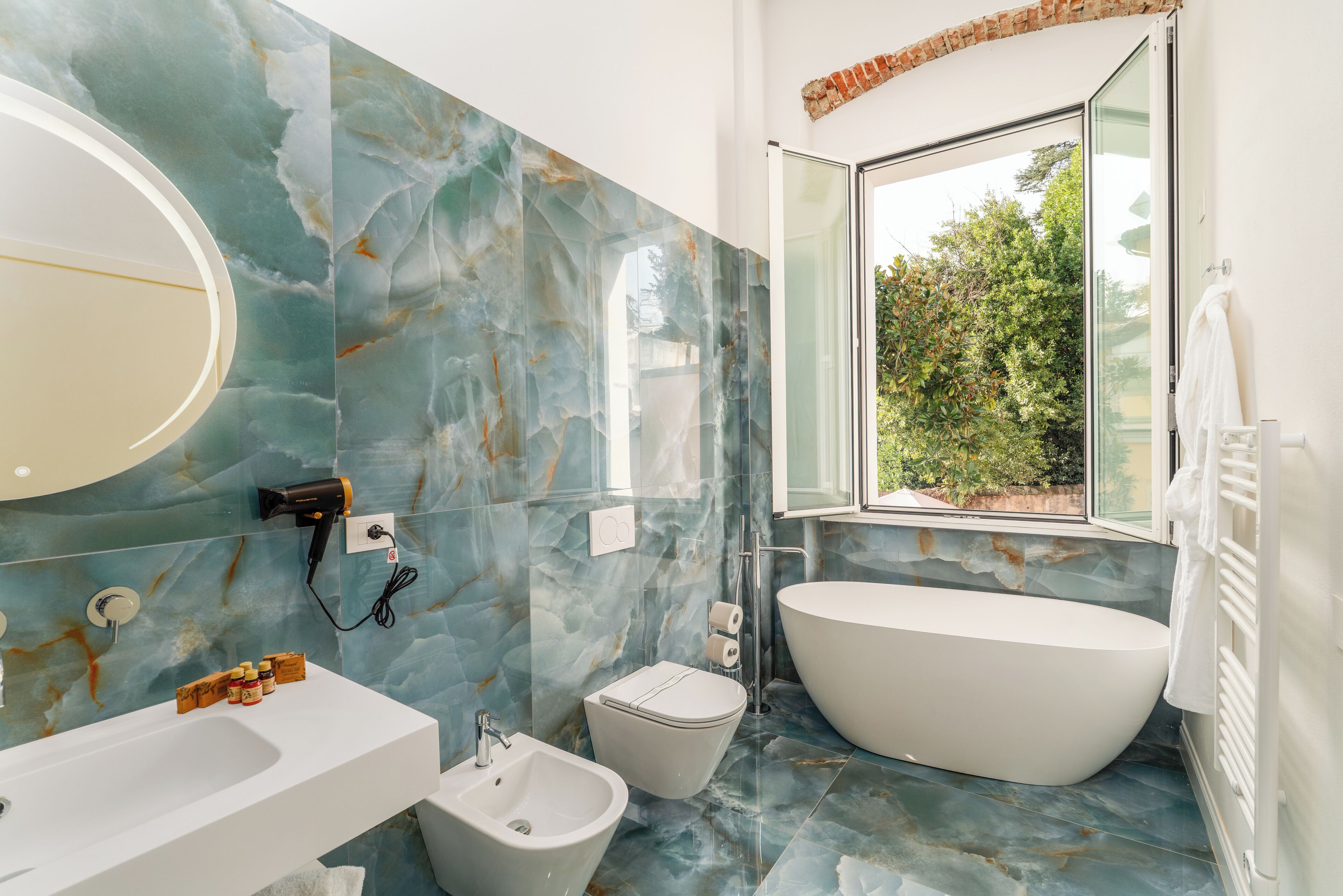 Secadora de cabello, pantuflas, toallas, jabón 