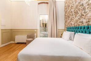 Minibar, in-room safe, desk, laptop workspace - Incanto Relais & Charme (Florence)