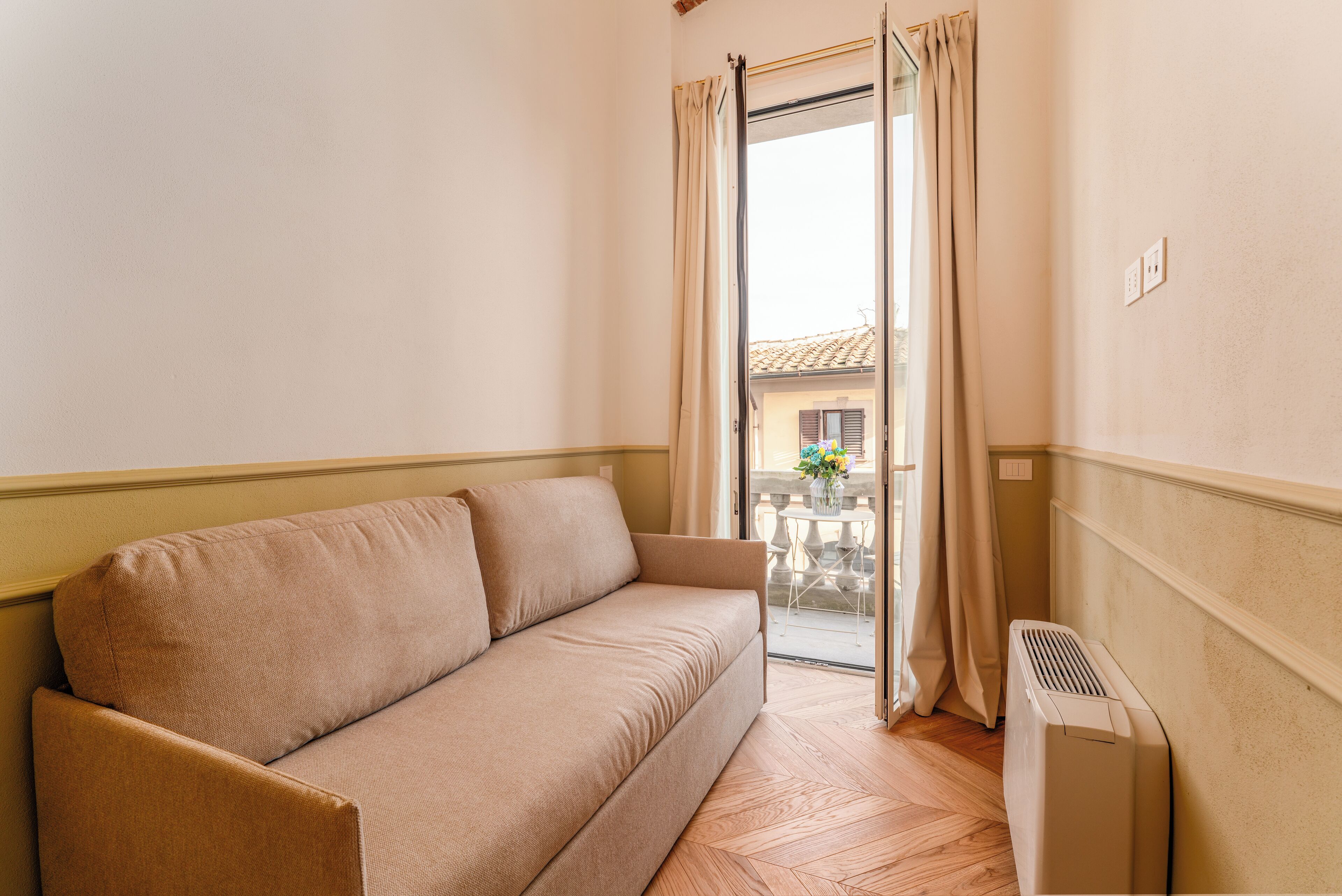 Minibar, coffres-forts dans les chambres, bureau