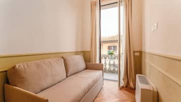 Deluxe Double Room | Minibar, in-room safe, desk, laptop workspace