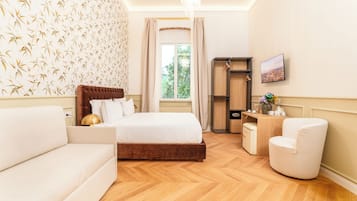 Habitación doble superior | Minibar, caja de seguridad en la habitación y escritorio