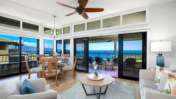 Condo (4 Bedrooms) | Living room | TV