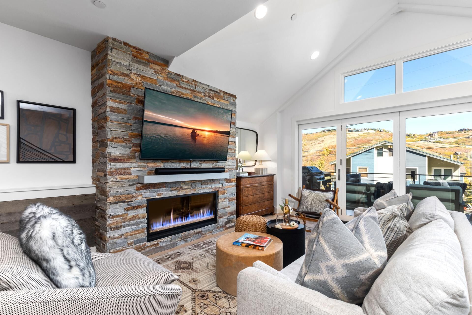 Studio (Multiple Bedrooms) | Living room